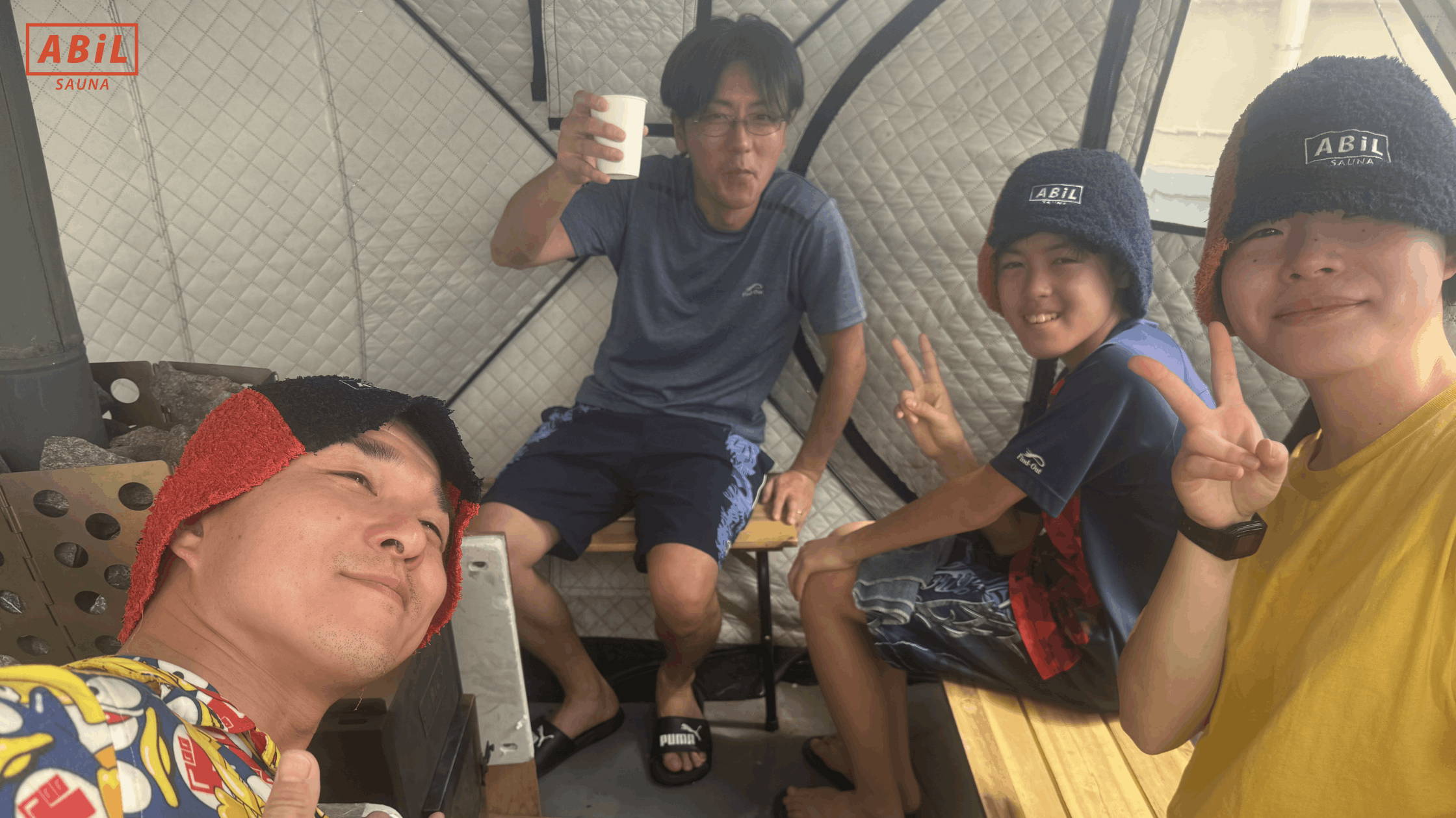 テントサウナで出会った仲間と一緒にサウナを楽しむ男女の様子