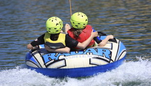 wasserskipark zossen kinder fahren mit luftring