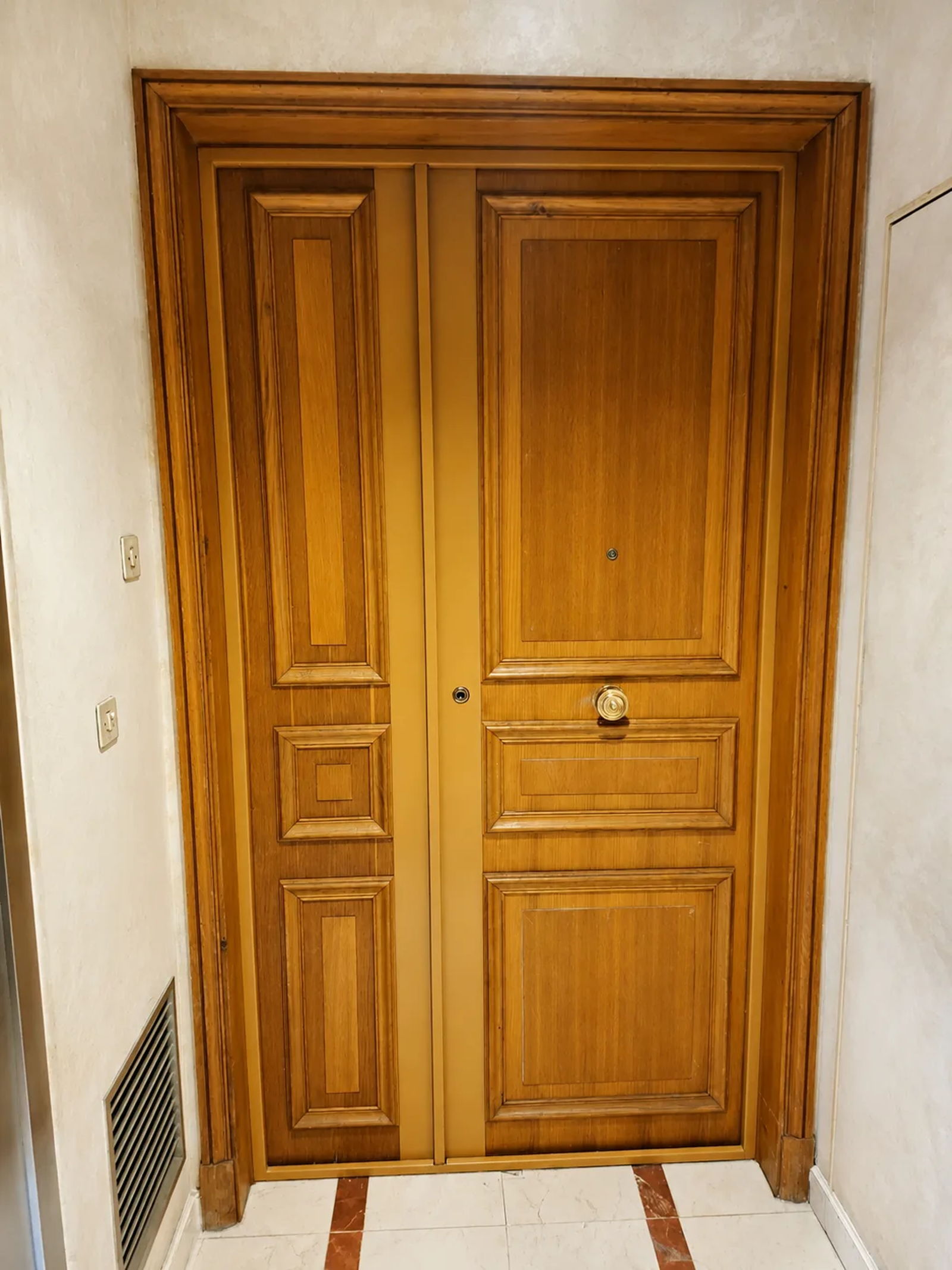 Pose d'une porte blindée à finition bois
