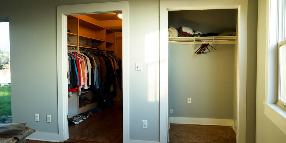 Walk-In Closet vs. Reach-In Closet System: Which Should San Antonio Homeowners Choose?