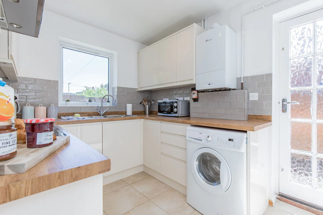 Kitchen with washing machine and dryer