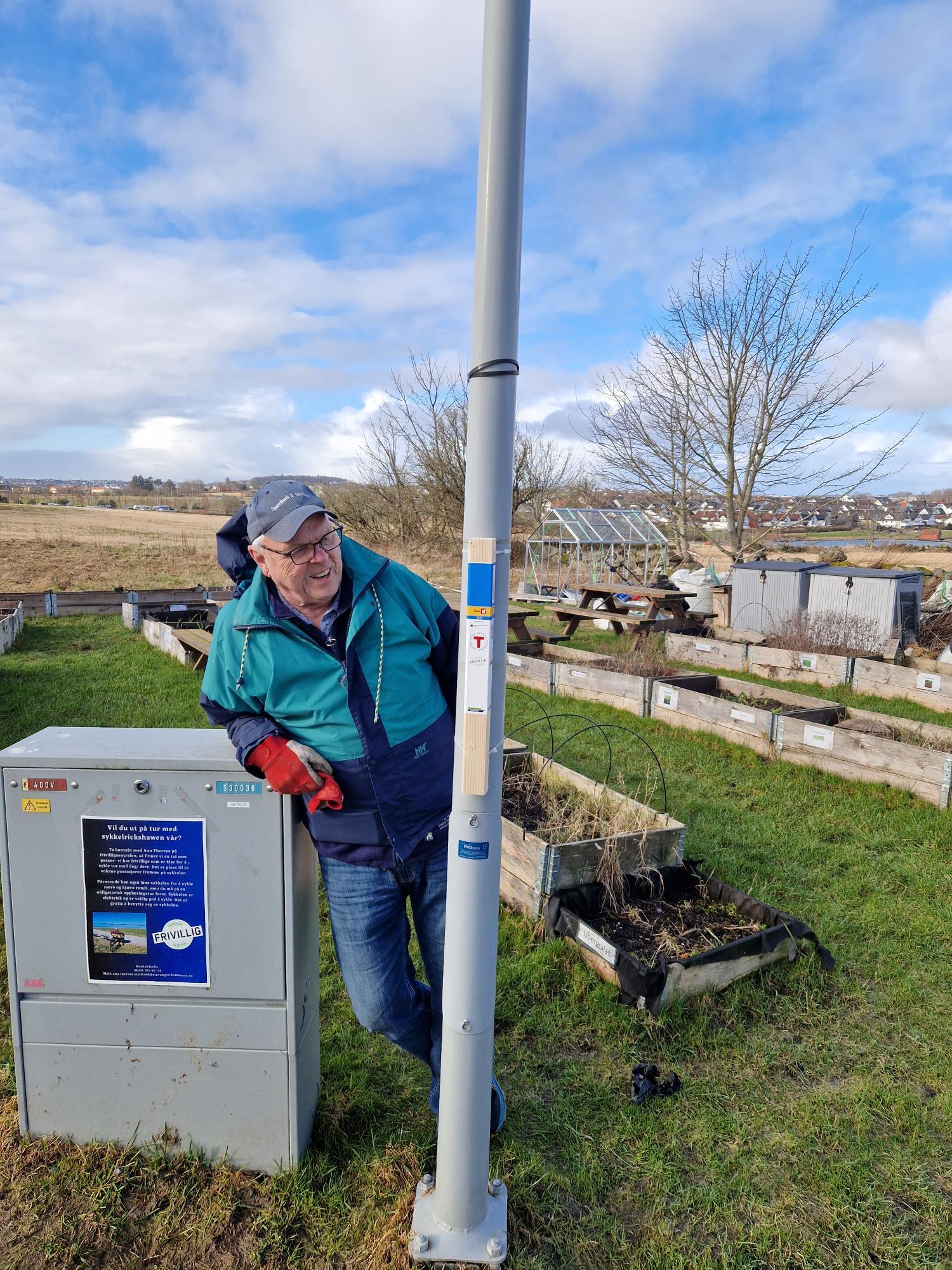 Tor Reidar Frøystein monterer stolpe på Hundvåg