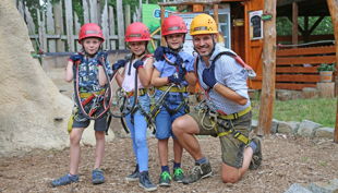 climb up kletterwelten kinder mit kletterausrüstung und trainer
