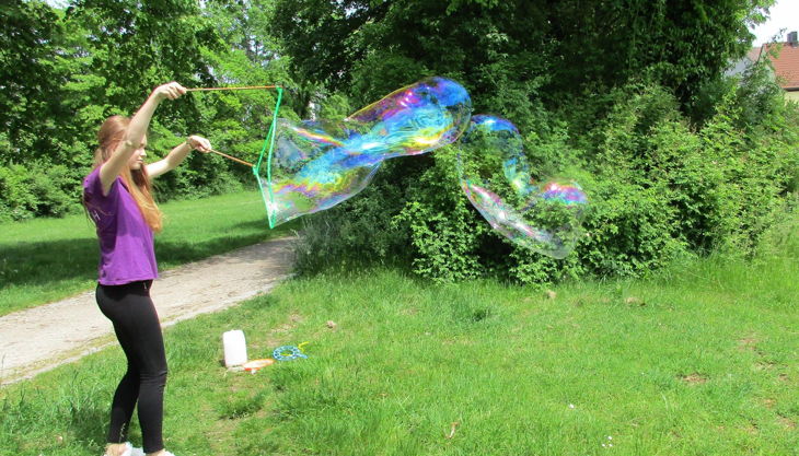 kids in munich riesenseifenblase