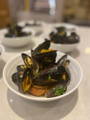 a bowl of steamed mussles