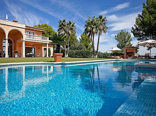  Balearen
- Villa in Son Vida auf Mallorca mit eindrucksvollem Portal, davor ein azurblauer Swimmingpool