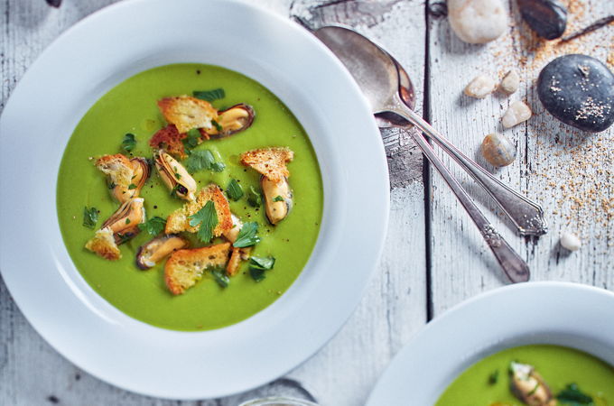Velouté d’asperges, moules et croûtons à l’ail