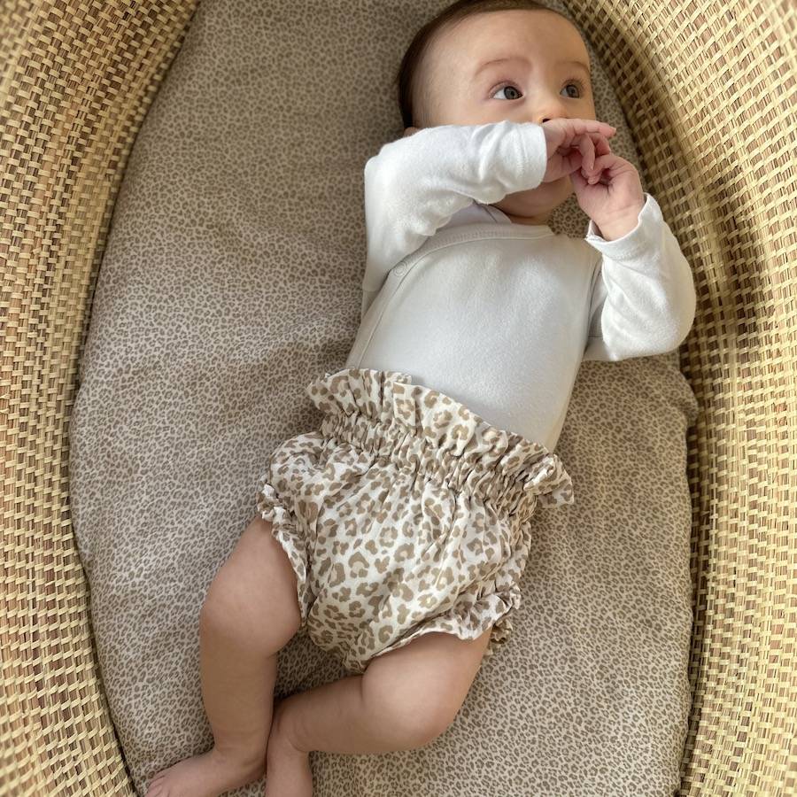 Bloomer léopard brun motif blanc élégant chic pour bébé ou enfant, 100% coton doux certifié OEKO-TEX, idéal à porter en toute saison avec un t-shirt, un pull ou une robe, confectionné au Portugal