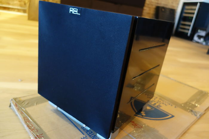 REL Acoustics R-205 10 inch subwoofer - VERY GOOD CONDI...