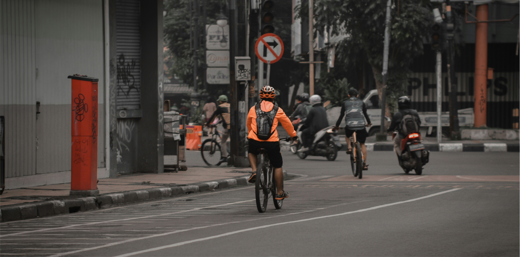 persona rodando en calle con bici eléctrica sin batería