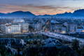 ville de Grenoble vue du haut entourée par les montagnes à l'aube