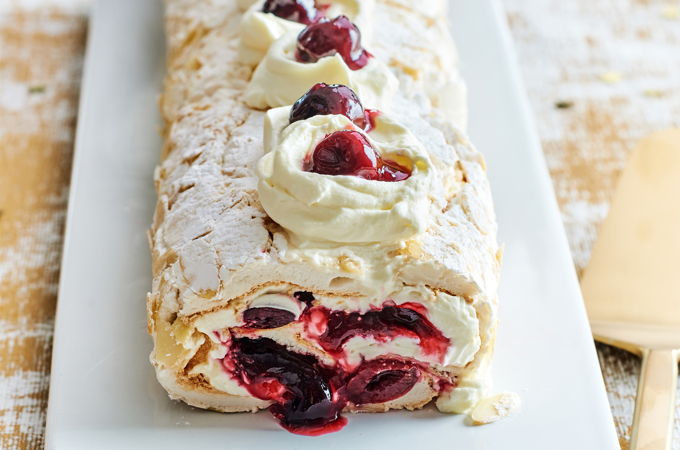 Bûche pavlova aux cerises, crème anglaise aux amandes