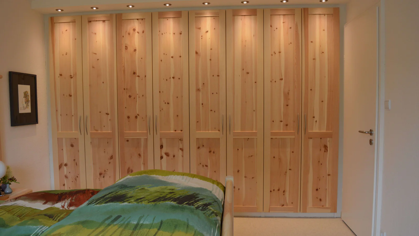 Zirbenbett mit raumhohen Einbauschrank in Zirbe