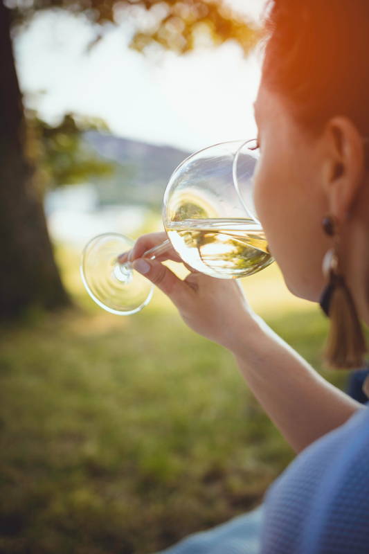 Femme en dégustation de vin au nez