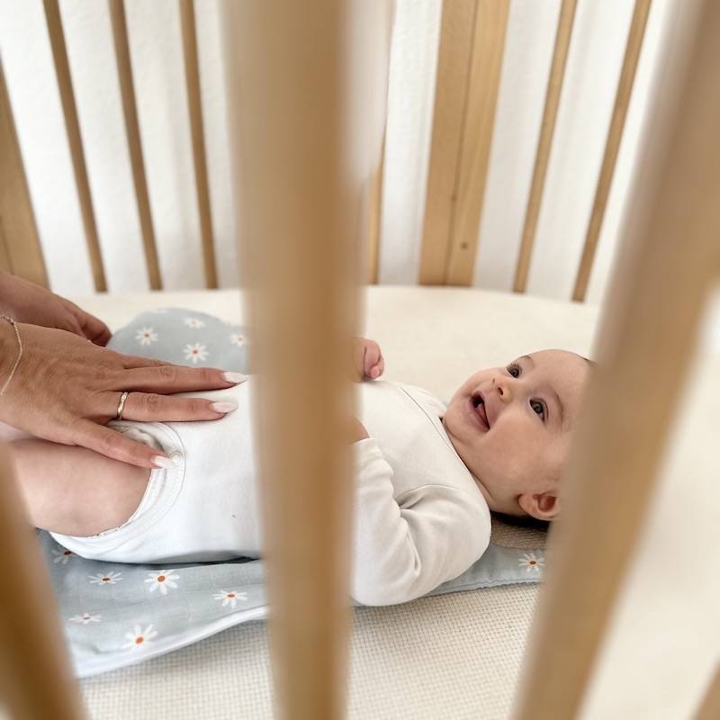 gigoteuse réversible fraises rouge blanc crème lumineux cadeau bebe élégant de la marque suisse Joli Nous, un accessoire premium pour bébé, alliant design raffiné et qualité exceptionnelle