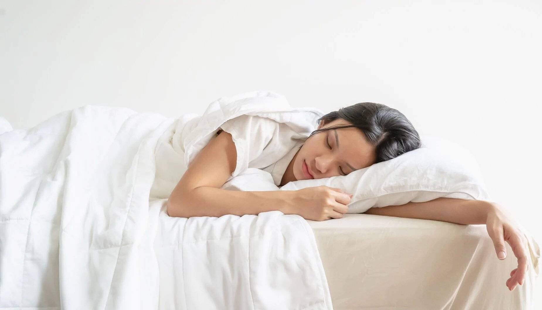 Woman dreaming while sleeping in bed with Weavve’s TENCEL™ Lyocell Duvet