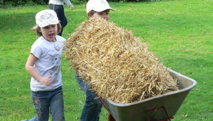 zoo krefeld kinder spielen mit heu