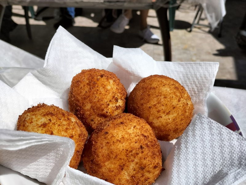 Kochkurse Tremestieri Etneo: Sizilianische Arancini mit Tintenfischtinte und Kürbis 