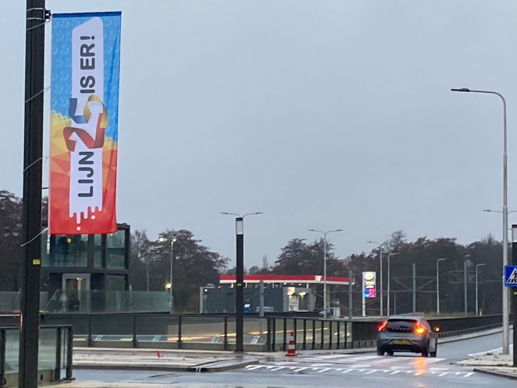 Op de nieuwe rotondes van Kronenburg, Zonnestein en Sportlaan hangen fier lijn 25 is er! banieren. Op de nieuwe rotondes van Kronenburg, Zonnestein en Sportlaan hangen fier lijn 25 is er! banieren.