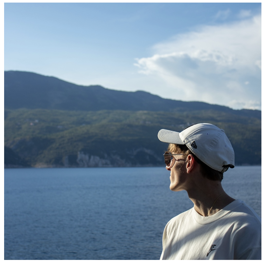 Cropped image with object-fit: cover