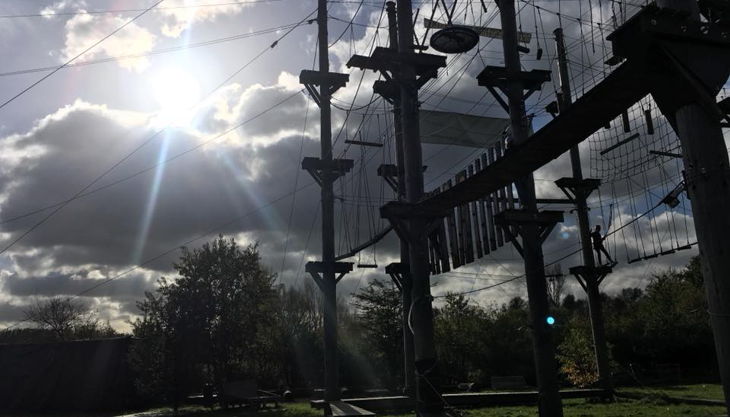 querfeldein hochseilgarten sonnenstrahlen und wolken
