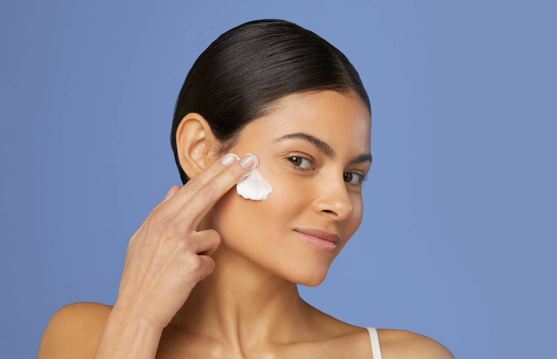 Vrouw met Hydramemory Rich Sorbet Cream op gezicht