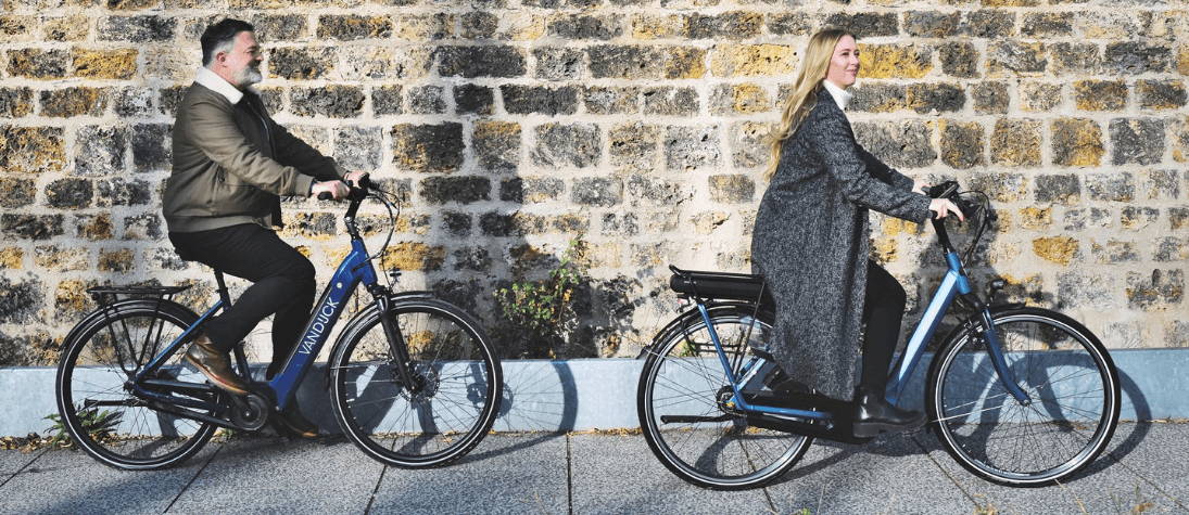 Couple se déplaçant sur des vélos électriques en ville.