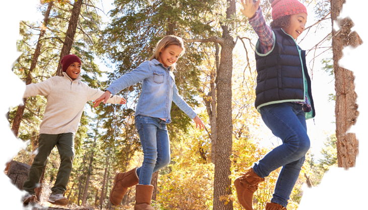 bild kindergeburtstag baumstamm