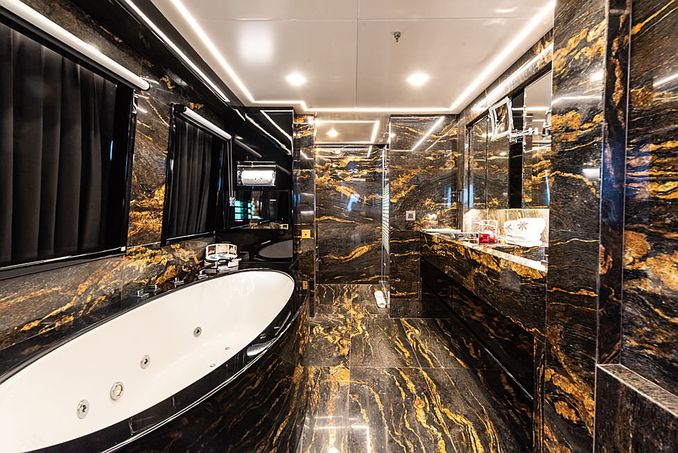  Cannes
- Salle de bain en marbre d'un yacht Aresteas en vente chez Engel & Völkers Yachting