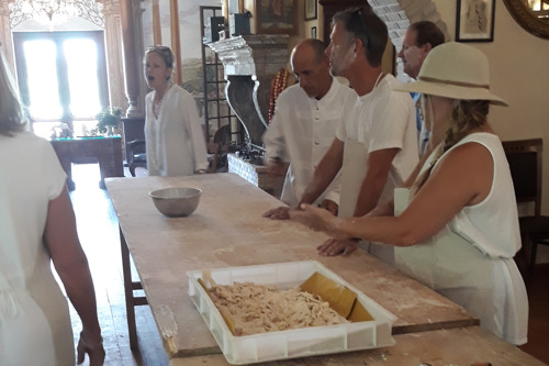 Мастер-класс по приготовлению пиццы на винограднике с винным туром в сельской местности Рима