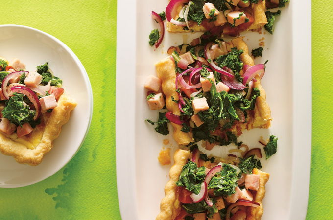 Quiche à l'oignon, au jambon blanc et au kale