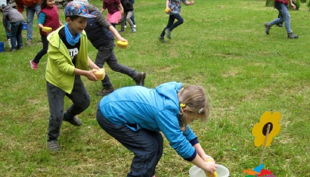 bester geburtstagde spiel mal bunt kinder gruppe schwämme wasser