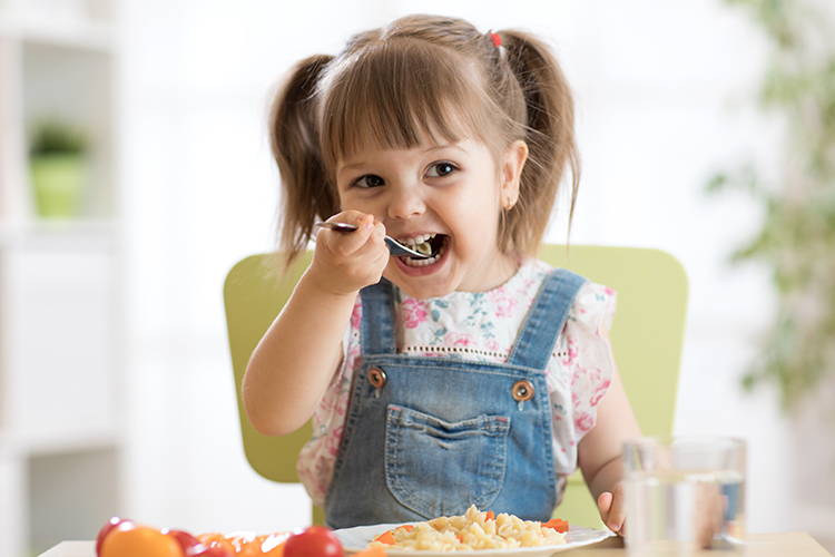 child eating.