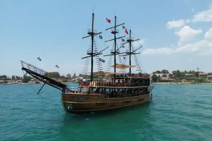 Side: Party Boat Tour with Lunch, Foam Party, and Swim
