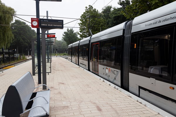 Een voorbeeld van de perroninrichting bij de Amstelveenlijn Een voorbeeld van de perroninrichting bij de Amstelveenlijn