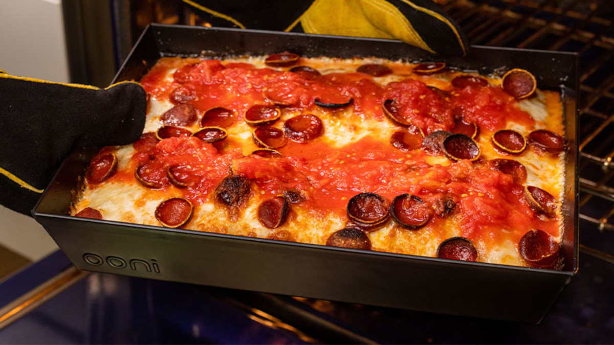 Detroit-Style Pizza Recipe by Ooni | Minimax Blog