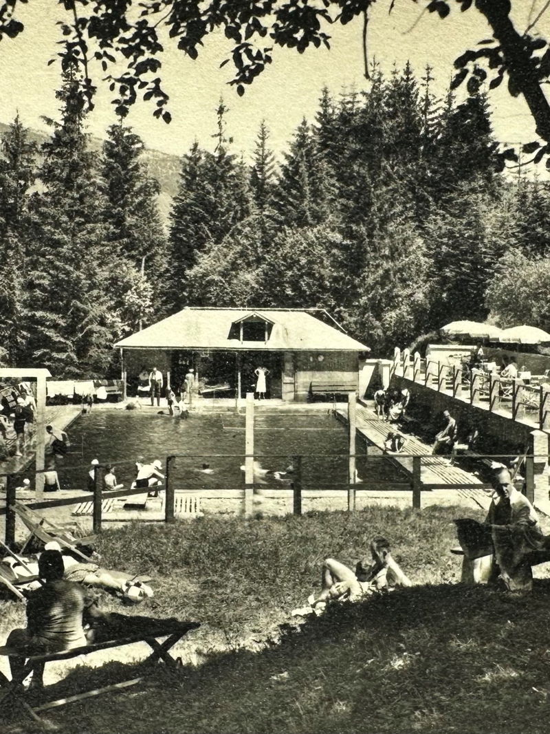 Das erste Freibad im Wildental mit Gästen und Bergkulisse.