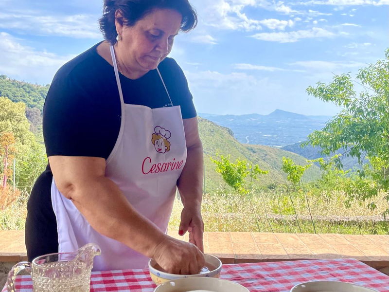 Cooking classes Cinisi: Hands in the dough: Sicilian sfincione and pizza!