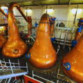 Alambics traditionnels en cuivre Port Stills dans la salle de distillation de la distillerie Lagavulin sur l'île d'Islay dans les Hébrides intérieures d'Ecosse