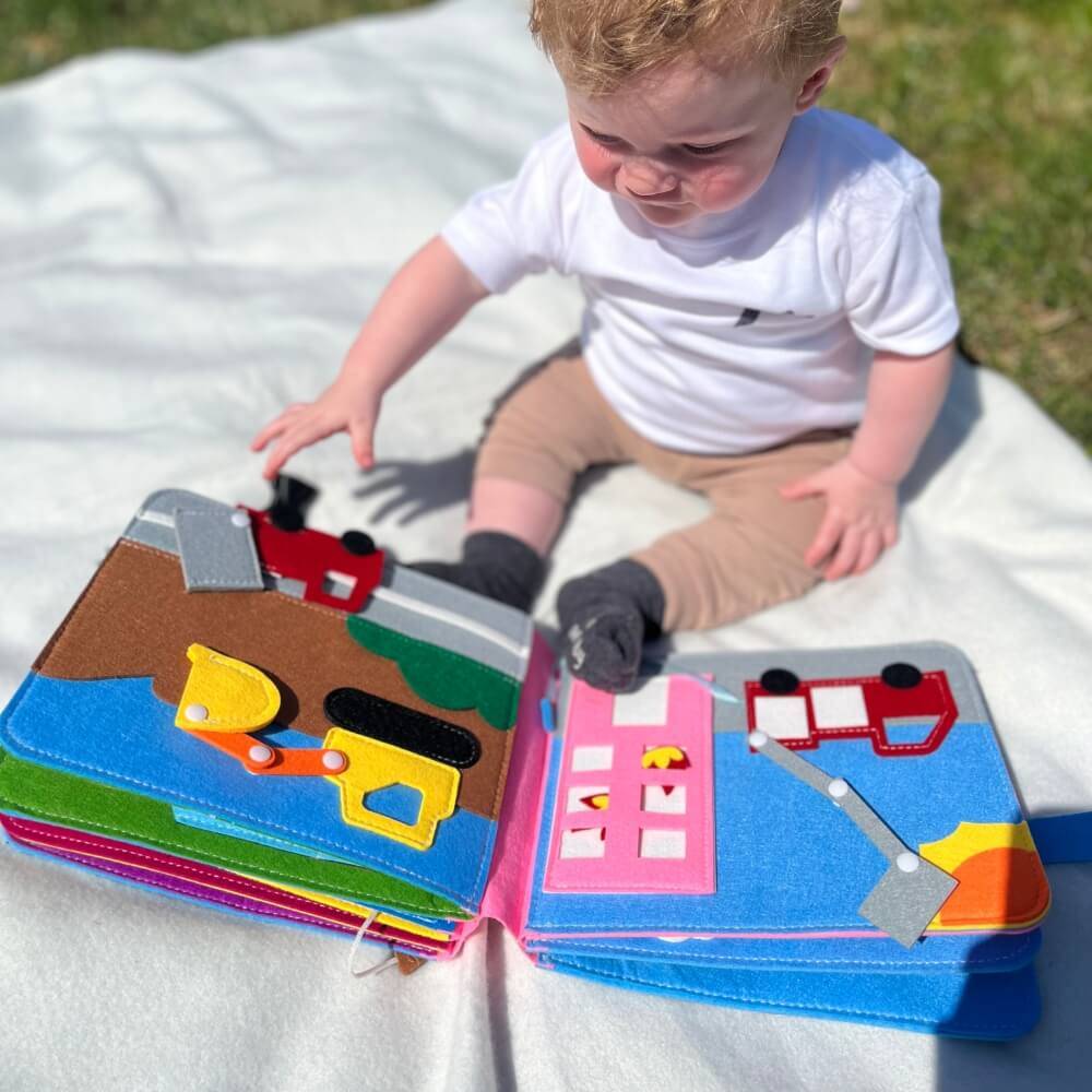 Dois livros de histórias Montessori colocados sobre uma mesa, um mostrando a primeira página e o outro com decorações diferentes.