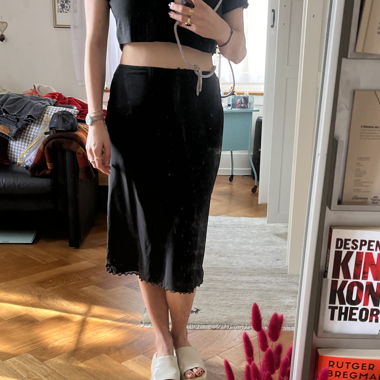 Middle skirt black