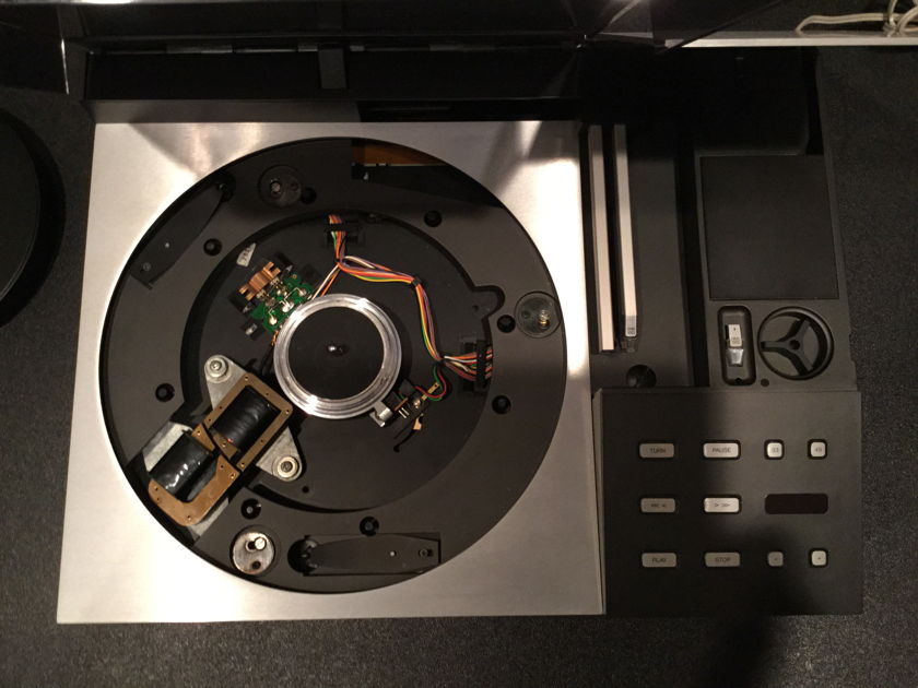 Bang & Olufsen Beogram 8000 Turntable