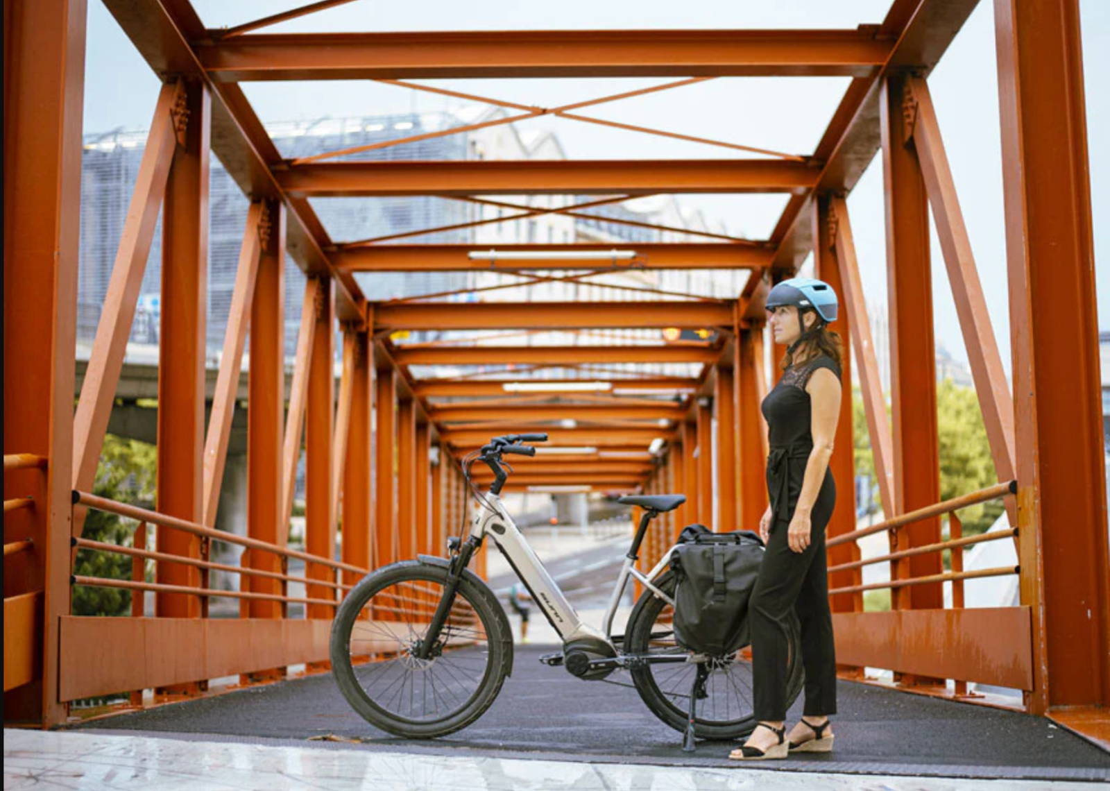 Une femme se balade avec son vélo Skill S1 de Bosch acheté dans le magasin ShiftBikes à Paris 11