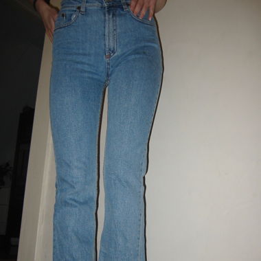 high-waist jeans 