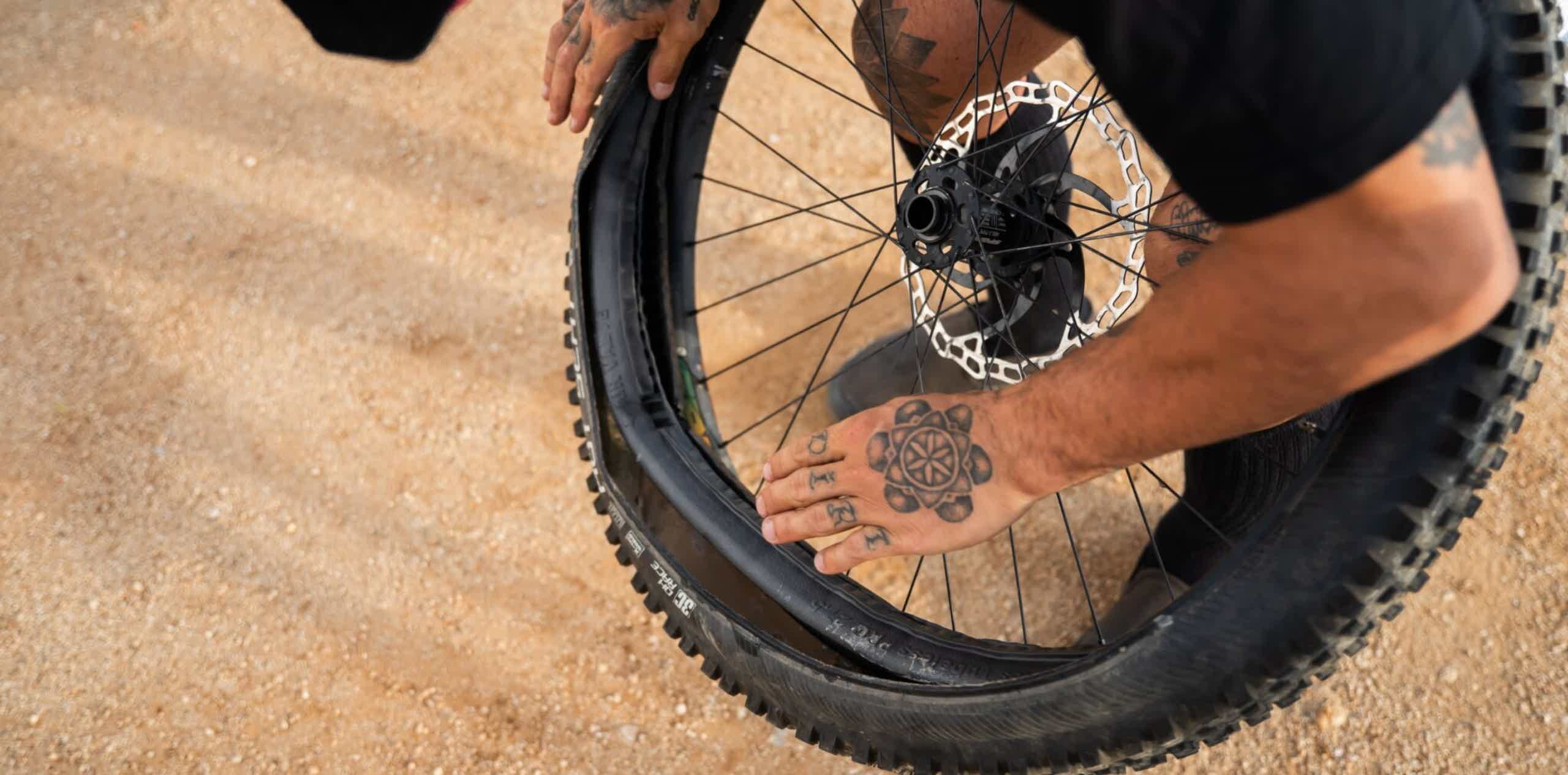 Imagen de recurso de una persona cambiando la cubierta.