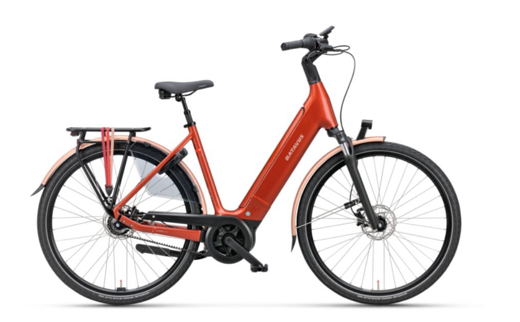 Gazelle Paris C7 elektrische stadsfiets met lage instap, afgebeeld in zijaanzicht op neutrale achtergrond, met Bosch middenmotor, gesloten kettingkast, verende voorvork en zadelpen, MIK-bagagedrager en spatborden – gericht op comfortabel dagelijks gebruik en woon-werkverkeer.
