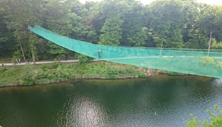 treetree seilbrücke über fluß oben