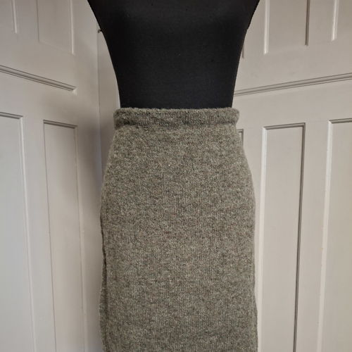 CARROL, a straight skirt in stocking st - in Shetland wool