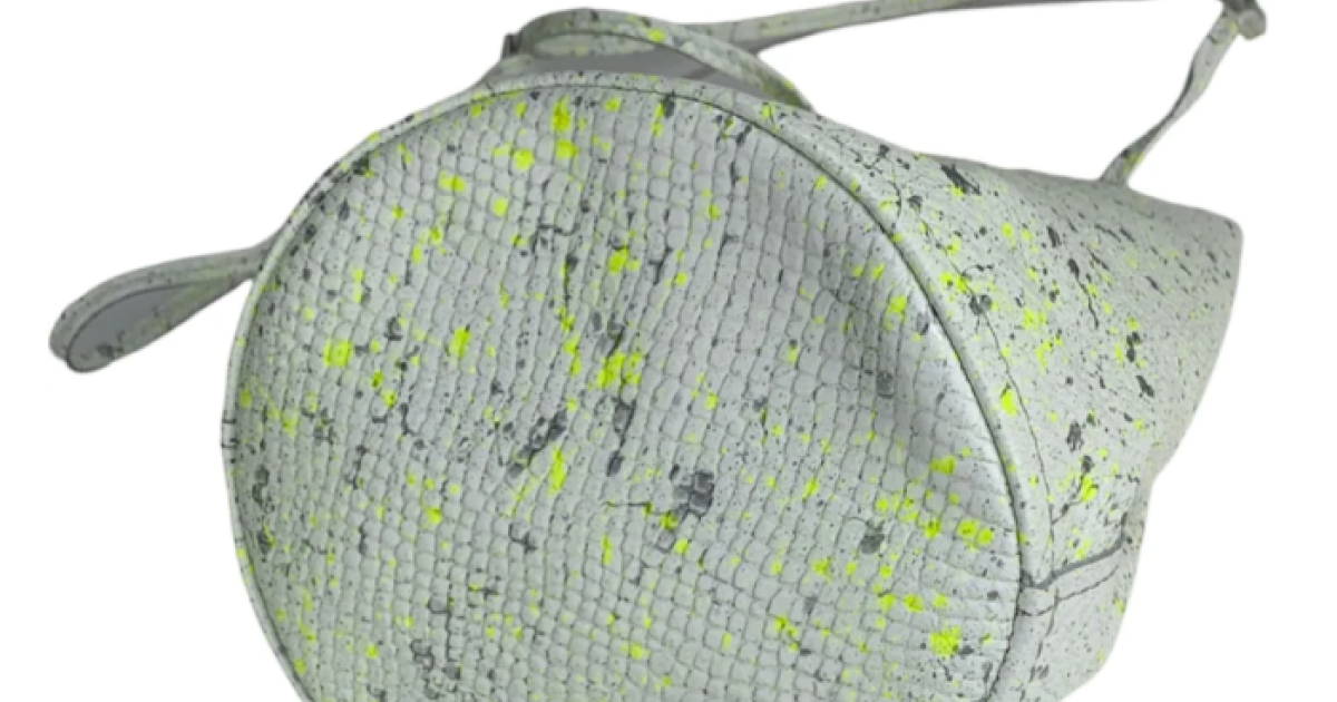 黄緑と深緑の模様がついたペールグリーンの巾着ショルダーバッグの底面。