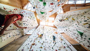 canyon chorweiler kletterwand im tageslicht